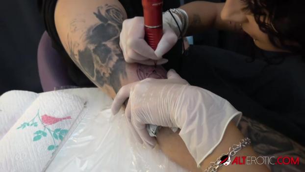 AltErotic 19.01.18. Mara Martinez Tattooing And Giving a Blowjob. 720p.