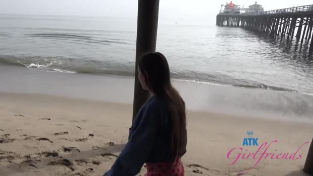 ATKGirlfriends 24.11.04. Sia Wood Malibu Pier 1. 720p.