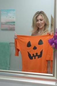 MyPervyFamily 23. 10. 28. Gigi Dior Stepmom Gets A Spooky Surprise And Squirts