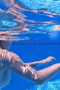 Arousins 24. 01. 30. Kate Quinn Footjob In The Pool