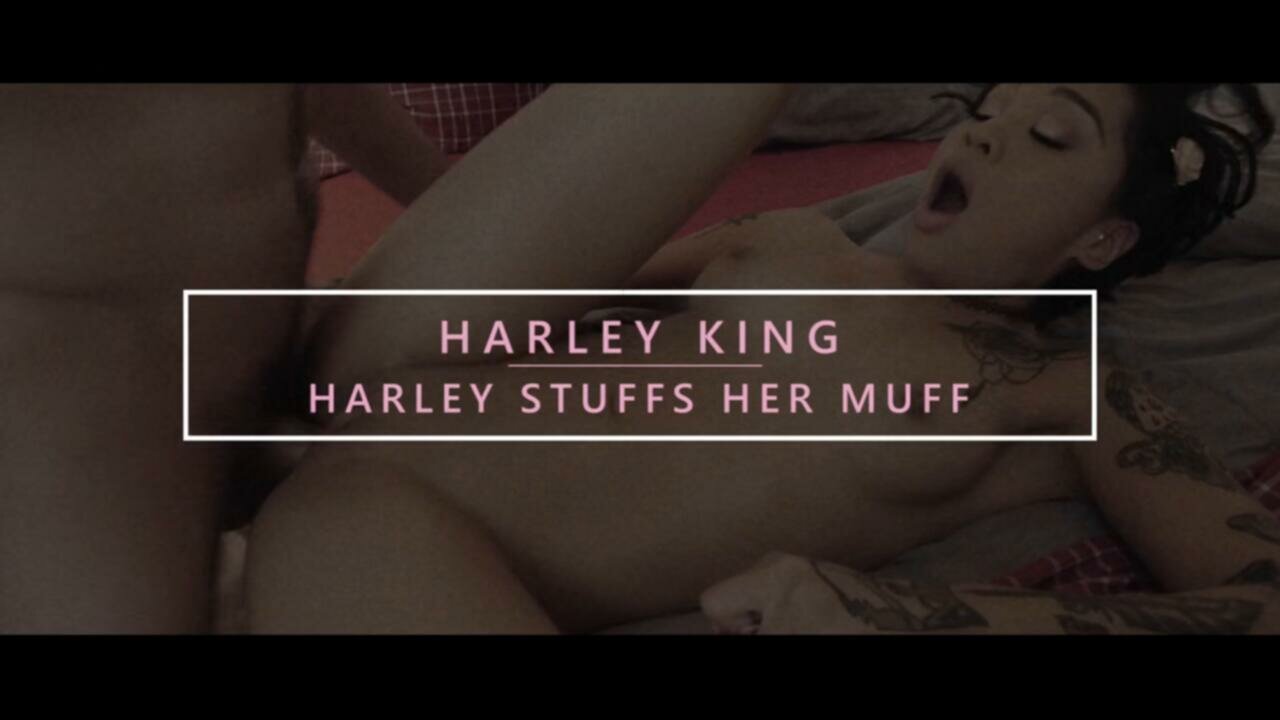 Screen №2 KarupsHA 23. 11. 02. Harley King Harley Stuffs Her Muff
