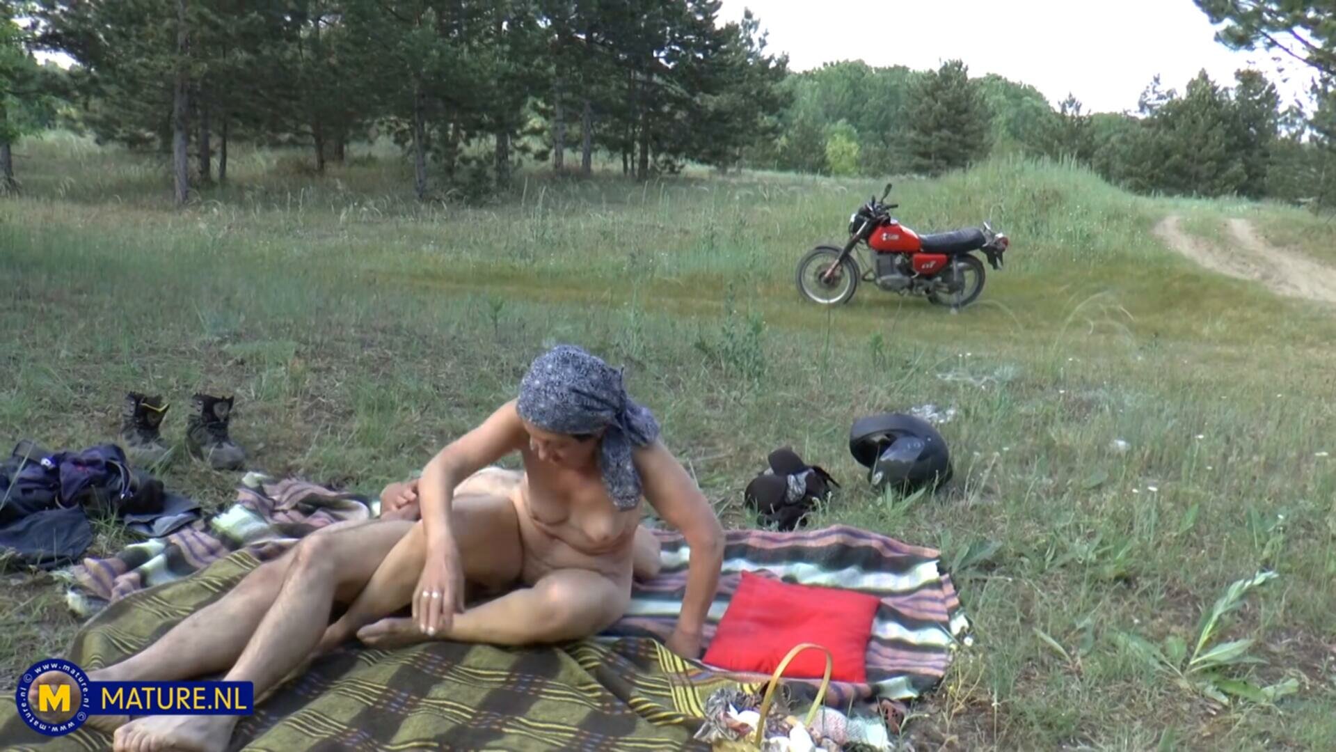 Screen №4 MatureNL 24. 07. 27. Hanna D Fucking A Granny In An Open Field